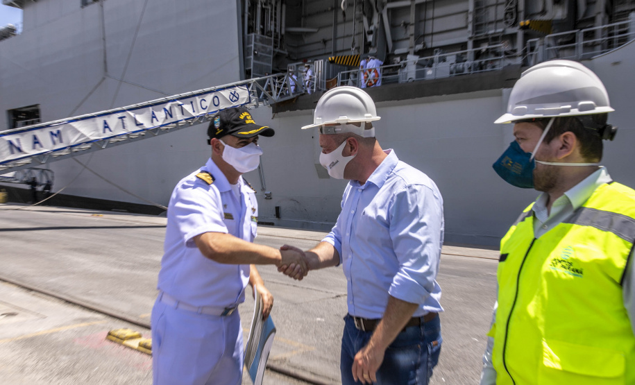 Porto de Paranaguá recebe fragata e navio-aeródromo da Marinha