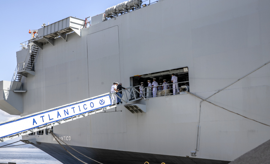 Embarcações da Marinha Brasileira se despedem da Baía de Paranaguá