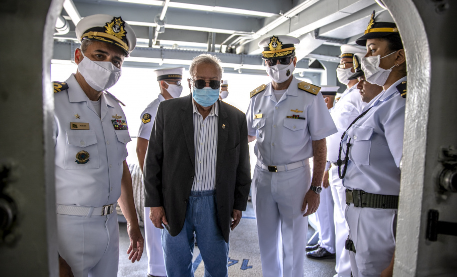 Embarcações da Marinha Brasileira se despedem da Baía de Paranaguá