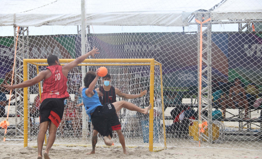 Atletas de todo o Brasil disputam Circuito Brasileiro de Handebol de Praia em Matinhos, no Paraná