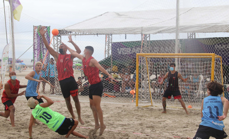 Atletas de todo o Brasil disputam Circuito Brasileiro de Handebol de Praia em Matinhos, no Paraná