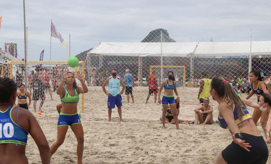 Atletas de todo o Brasil disputam Circuito Brasileiro de Handebol de Praia em Matinhos, no Paraná