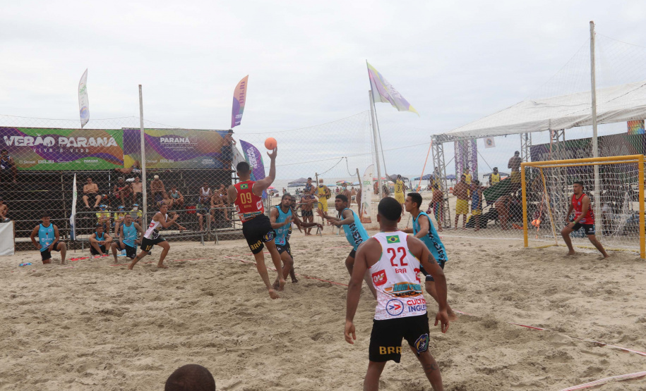 Atletas de todo o Brasil disputam Circuito Brasileiro de Handebol de Praia em Matinhos, no Paraná