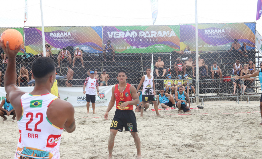 Atletas de todo o Brasil disputam Circuito Brasileiro de Handebol de Praia em Matinhos, no Paraná