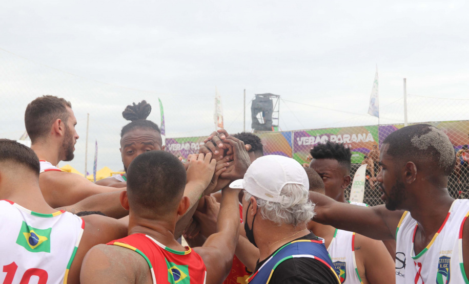 Atletas de todo o Brasil disputam Circuito Brasileiro de Handebol de Praia em Matinhos, no Paraná