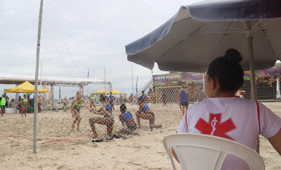 Atletas de todo o Brasil disputam Circuito Brasileiro de Handebol de Praia em Matinhos, no Paraná