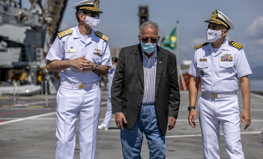 Embarcações da Marinha Brasileira se despedem da Baía de Paranaguá