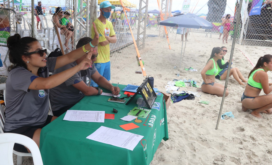 Atletas de todo o Brasil disputam Circuito Brasileiro de Handebol de Praia em Matinhos, no Paraná
