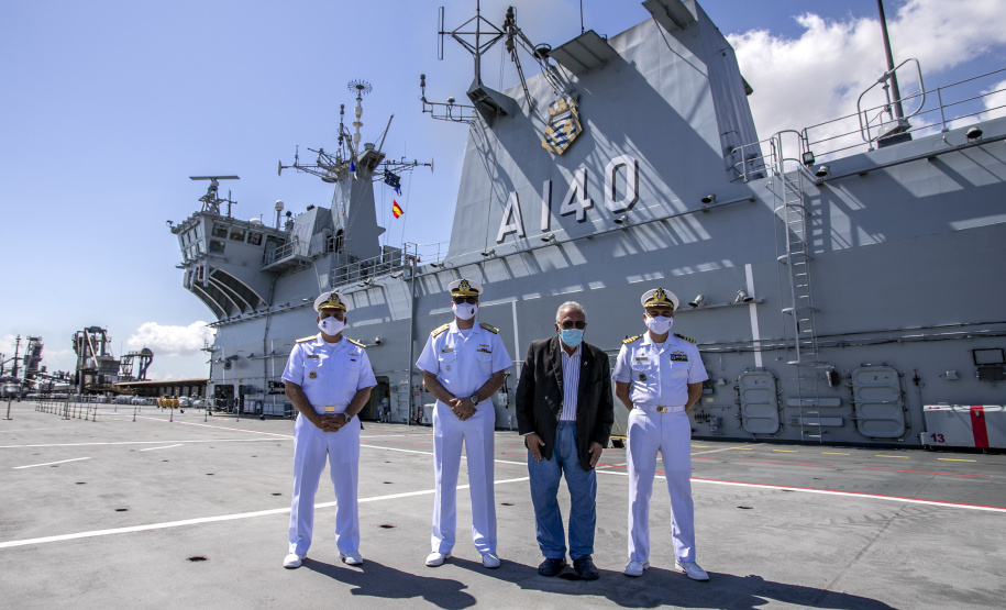 Embarcações da Marinha Brasileira se despedem da Baía de Paranaguá