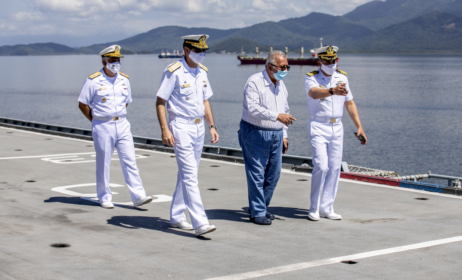 Embarcações da Marinha Brasileira se despedem da Baía de Paranaguá