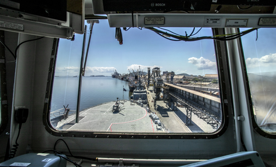 Embarcações da Marinha Brasileira se despedem da Baía de Paranaguá