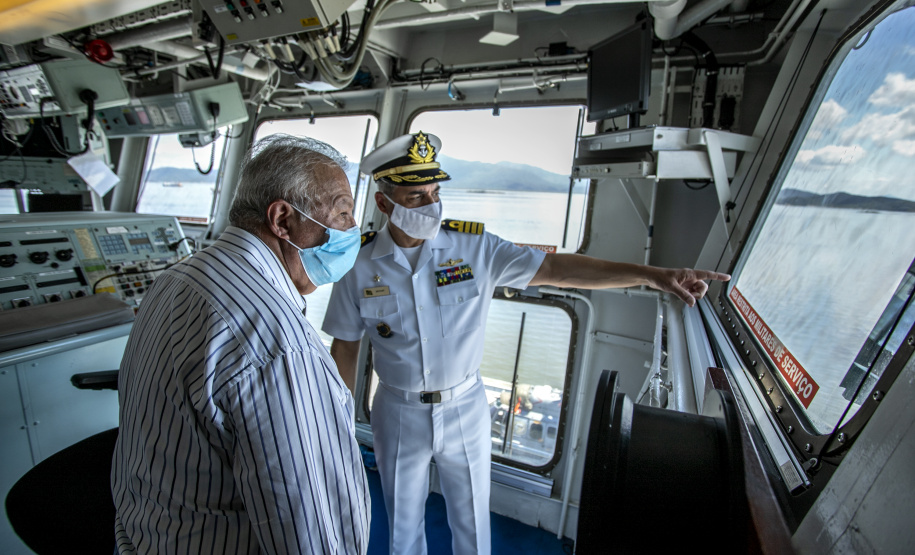 Embarcações da Marinha Brasileira se despedem da Baía de Paranaguá