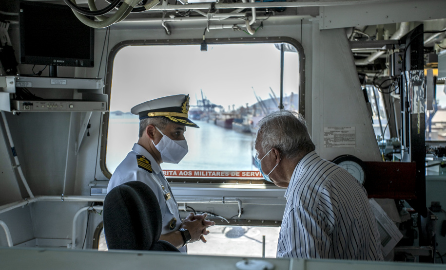 Embarcações da Marinha Brasileira se despedem da Baía de Paranaguá
