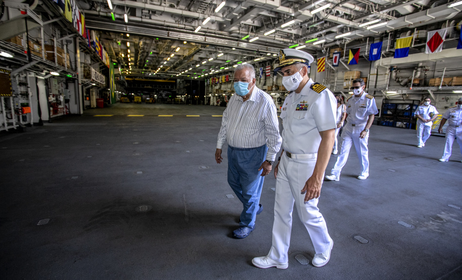 Embarcações da Marinha Brasileira se despedem da Baía de Paranaguá