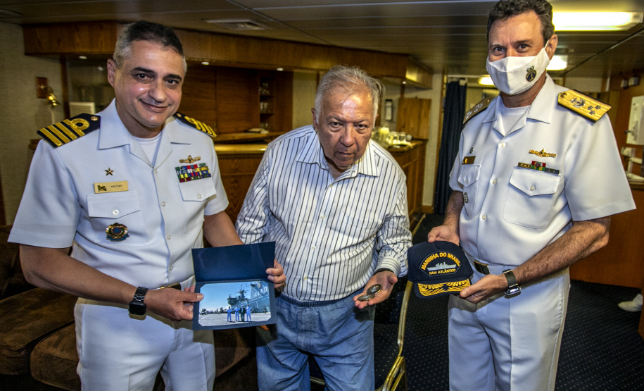 Embarcações da Marinha Brasileira se despedem da Baía de Paranaguá
