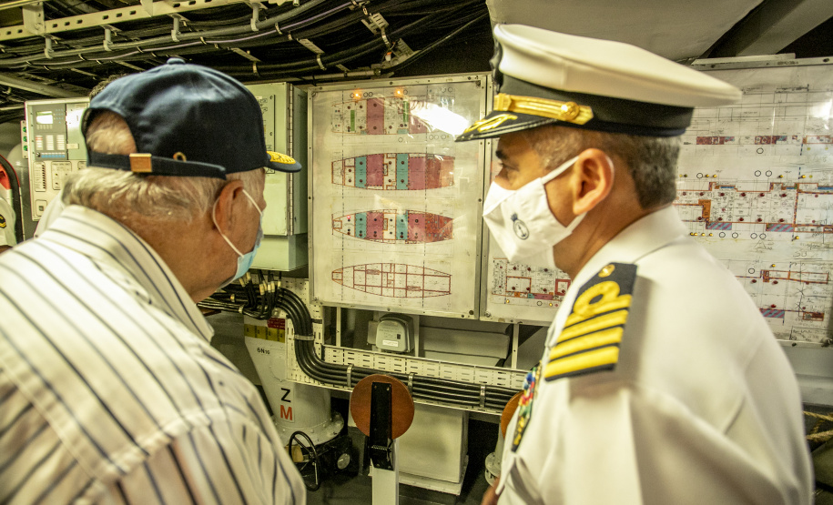 Embarcações da Marinha Brasileira se despedem da Baía de Paranaguá