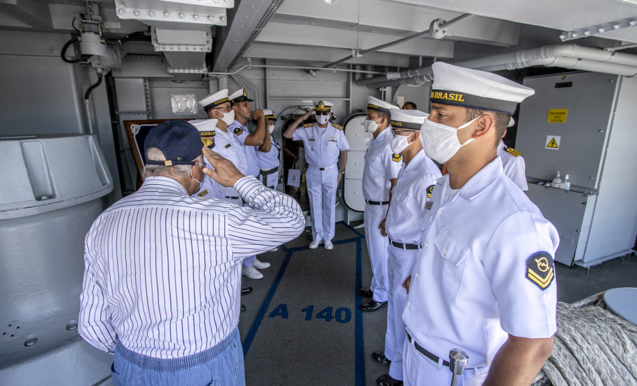 Embarcações da Marinha Brasileira se despedem da Baía de Paranaguá