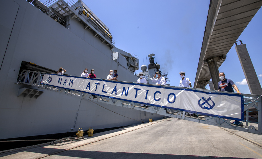 Embarcações da Marinha Brasileira se despedem da Baía de Paranaguá