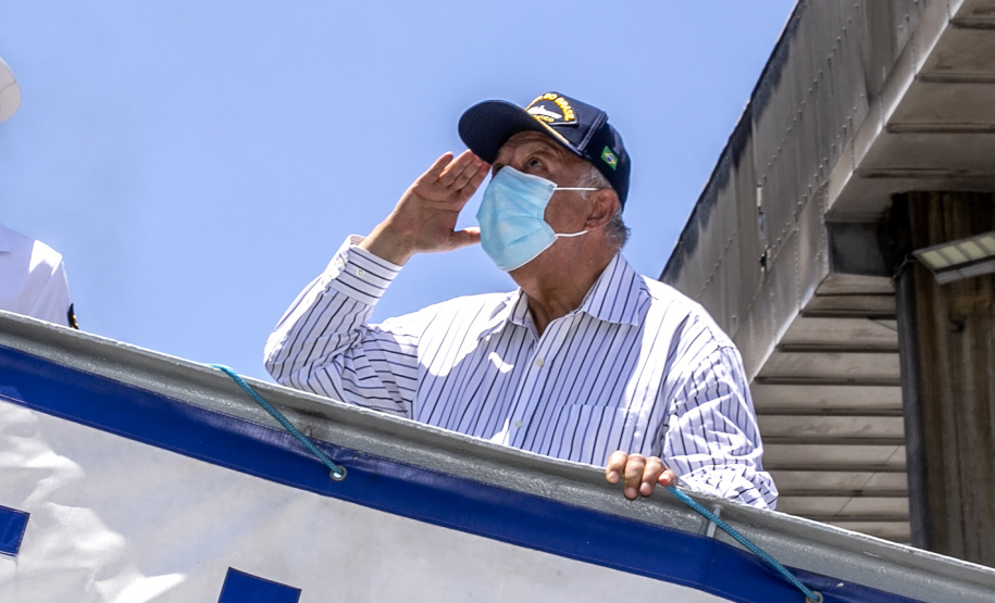 Embarcações da Marinha Brasileira se despedem da Baía de Paranaguá