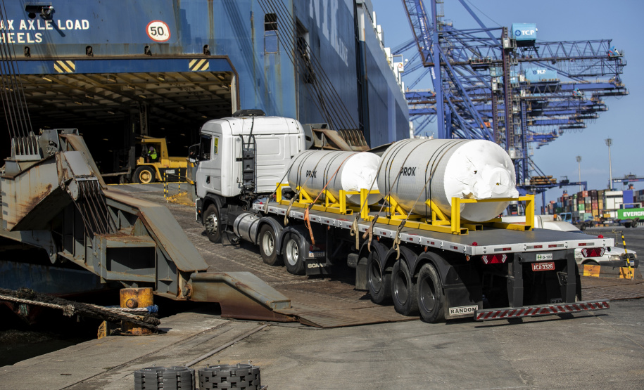 Peças para indústria de mineração são embarcadas no Porto de Paranaguá