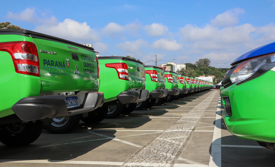Governador Carlos Massa Ratinho Junior entrega veículos para a Vigilância Ambiental.