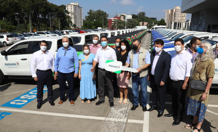 Governador Carlos Massa Ratinho Junior entrega veículos para a Vigilância Ambiental.