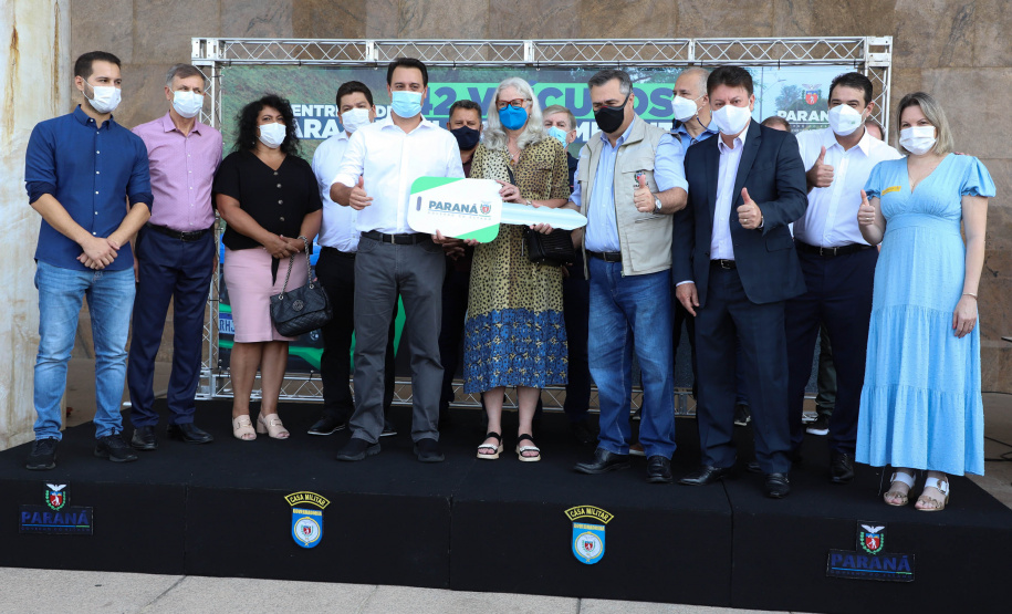 Governador Carlos Massa Ratinho Junior entrega veículos para a Vigilância Ambiental.