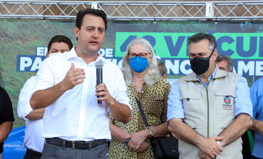 Governador Carlos Massa Ratinho Junior entrega veículos para a Vigilância Ambiental.