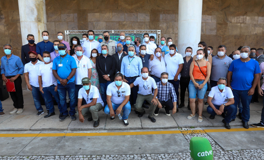 Governador Carlos Massa Ratinho Junior entrega veículos para a Vigilância Ambiental.