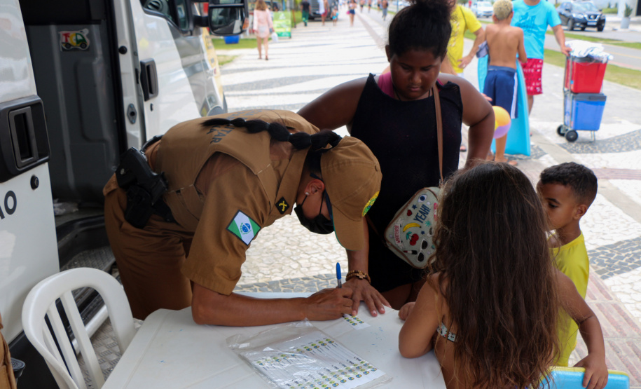 PM completa um mês de Verão Paraná com redução de 91,6% nos roubos e mais de 34 mil pulseirinhas de identificação entregues, no Litoral