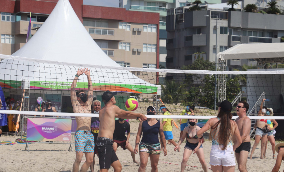 Esporte disponibiliza aulas de dança e muita diversão para todas as idades nas praias do Litoral