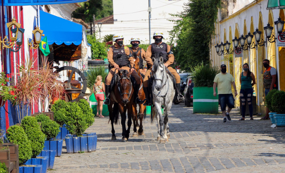PM completa um mês de Verão Paraná com redução de 91,6% nos roubos e mais de 34 mil pulseirinhas de identificação entregues, no Litoral