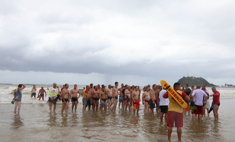 21ª edição da Travessia dos Veteranos do Corpo de Bombeiros celebra tradição em Guaratuba