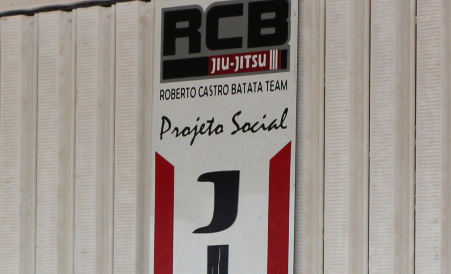 Polícia Militar alimentos para alunos de projeto social em Guaratuba