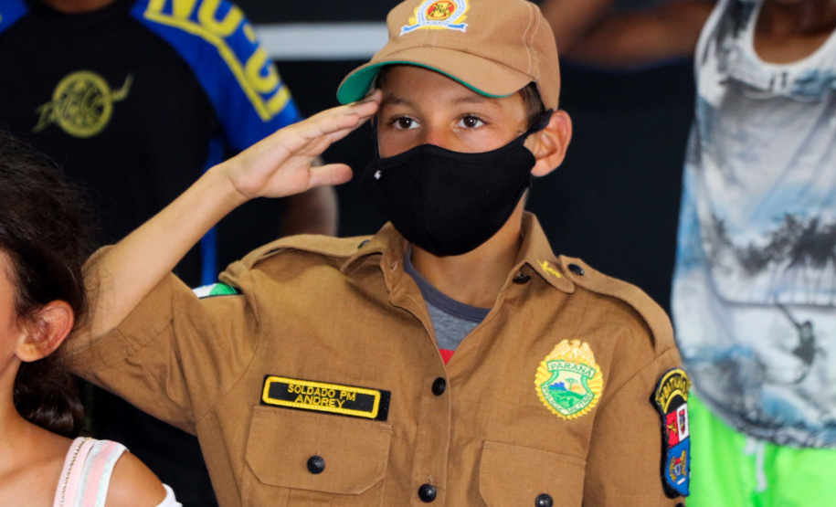 Polícia Militar alimentos para alunos de projeto social em Guaratuba