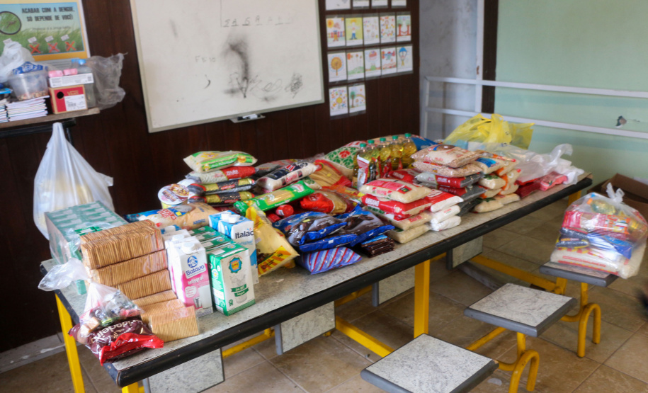 Polícia Militar alimentos para alunos de projeto social em Guaratuba