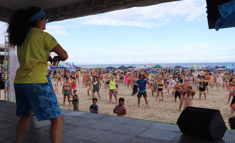 Esporte disponibiliza aulas de dança e muita diversão para todas as idades nas praias do Litoral
