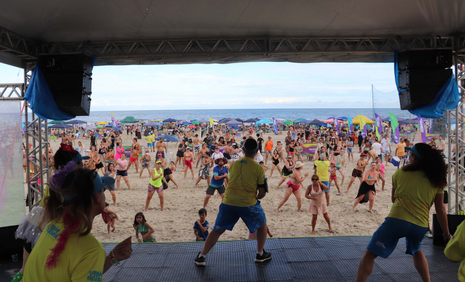 Esporte disponibiliza aulas de dança e muita diversão para todas as idades nas praias do Litoral