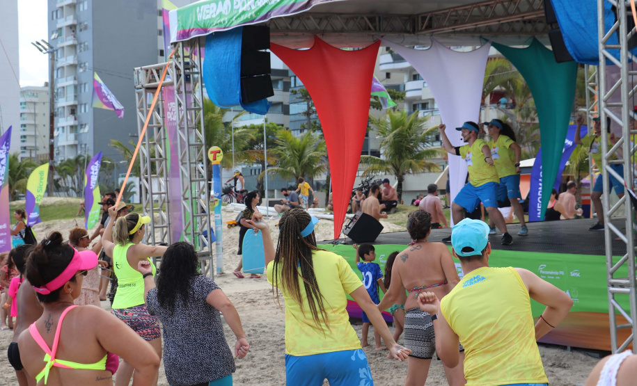 Esporte disponibiliza aulas de dança e muita diversão para todas as idades nas praias do Litoral