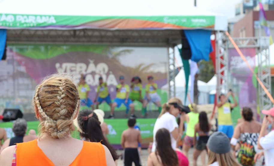 Esporte disponibiliza aulas de dança e muita diversão para todas as idades nas praias do Litoral