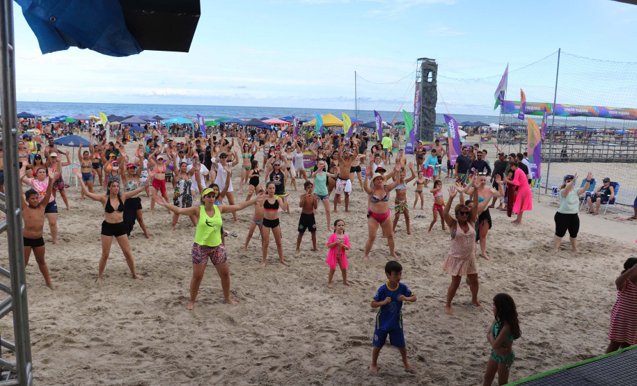 Esporte disponibiliza aulas de dança e muita diversão para todas as idades nas praias do Litoral