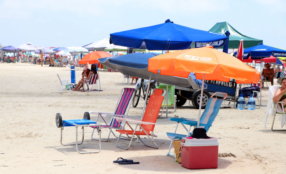 Copel disponibiliza guarda-sóis a clientes que utilizam o serviço de fatura digital; população aprova iniciativa