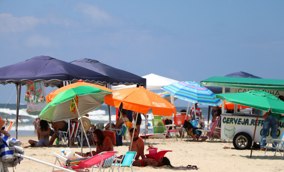 Copel disponibiliza guarda-sóis a clientes que utilizam o serviço de fatura digital; população aprova iniciativa