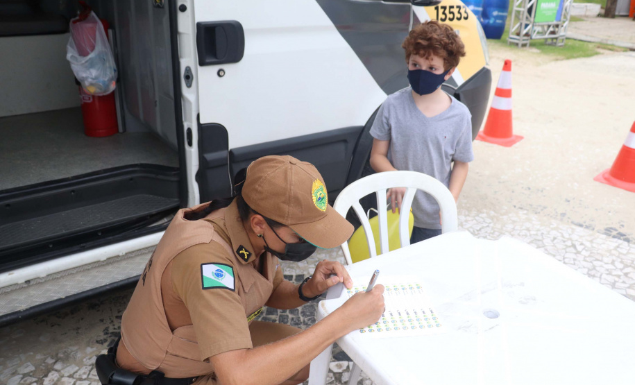 PMPR entrega de adesivos para crianças em módulo móvel