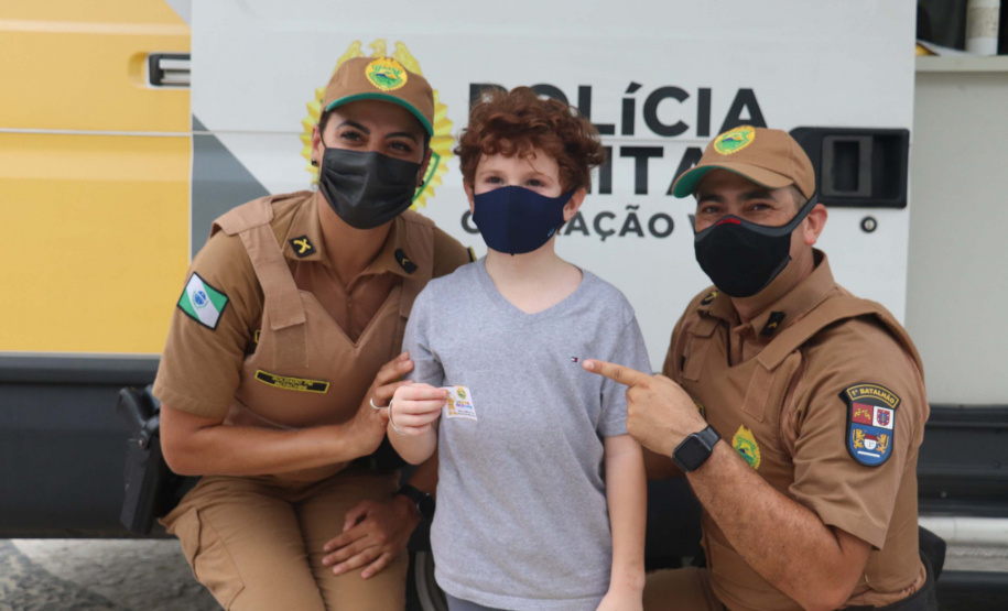 PMPR entrega de adesivos para crianças em módulo móvel