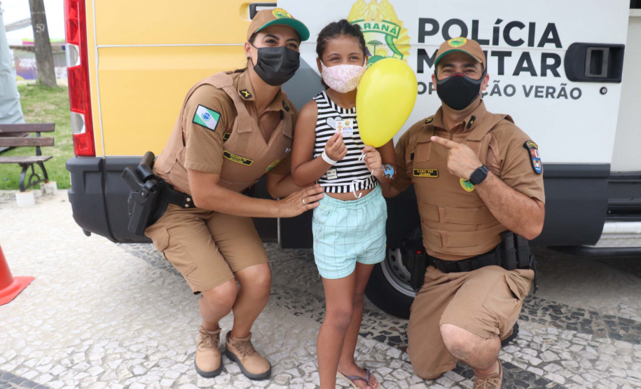PMPR entrega de adesivos para crianças em módulo móvel