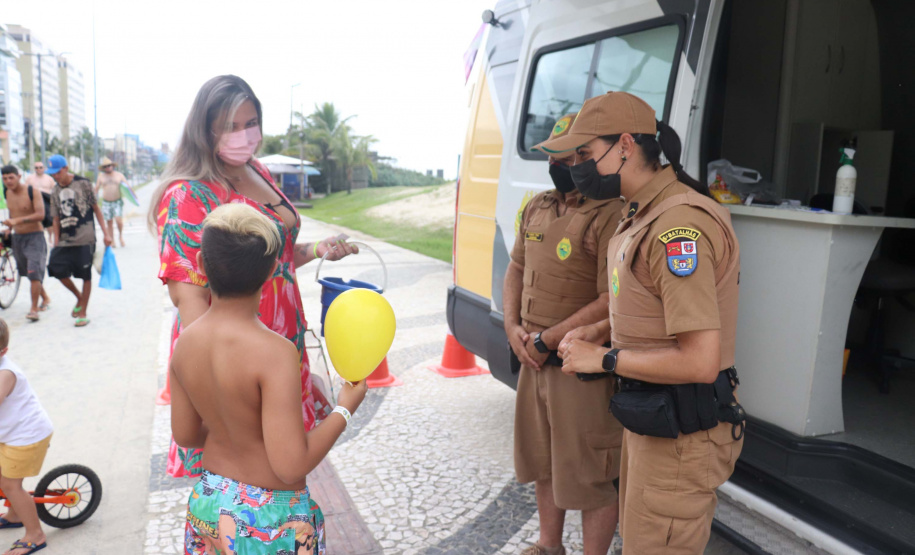 PMPR entrega de adesivos para crianças em módulo móvel
