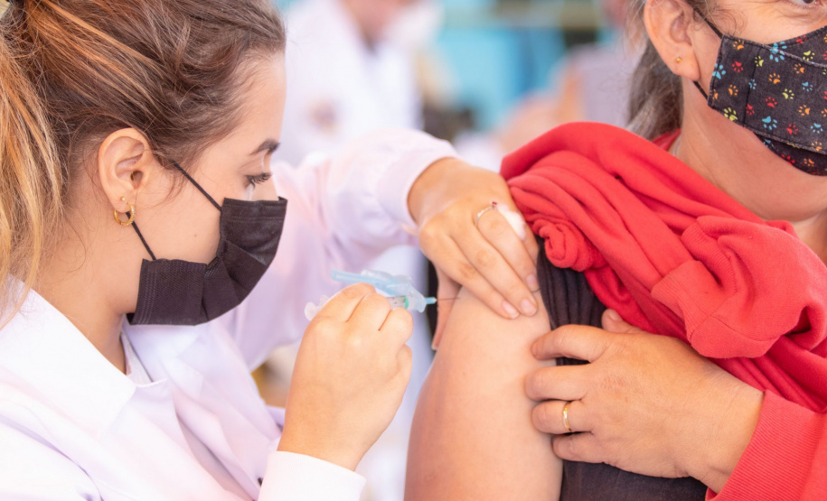 Mais de 100 alunos da UEPG aplicam doses em mutirão da vacinação contra Covid-19