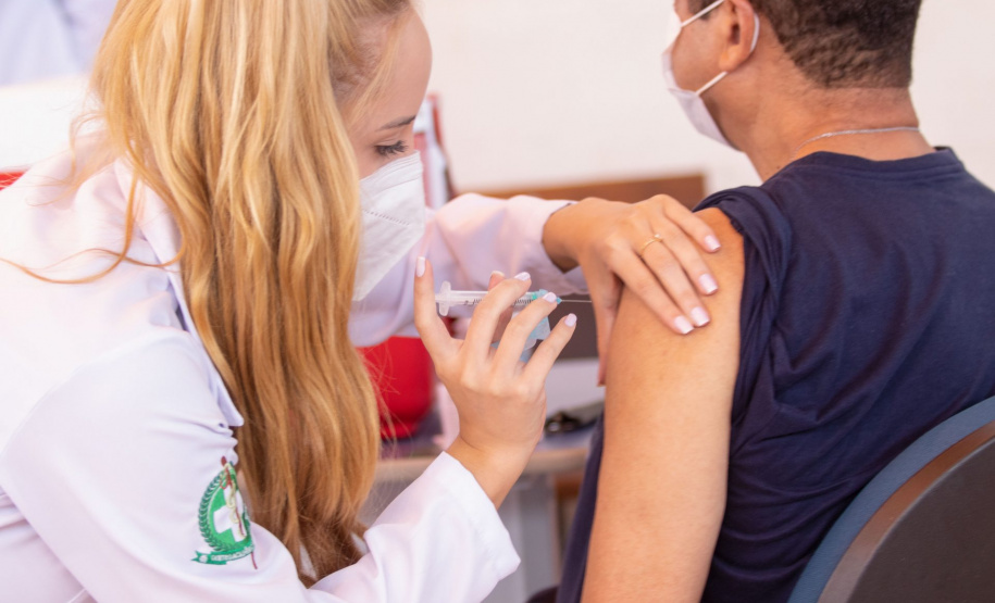 Mais de 100 alunos da UEPG aplicam doses em mutirão da vacinação contra Covid-19