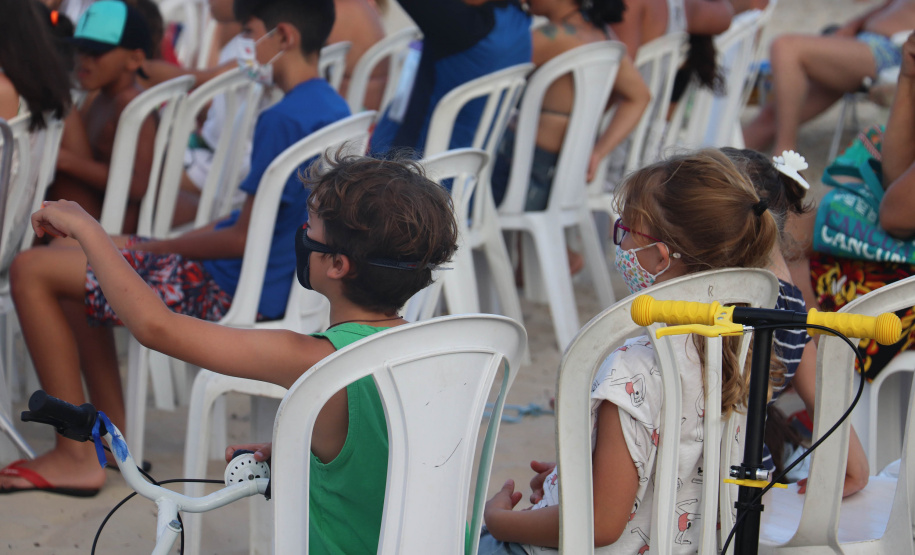 Com acrobacias, fogo e palhaçadas, Caravana Cultural encanta veranistas nas praias paranaenses